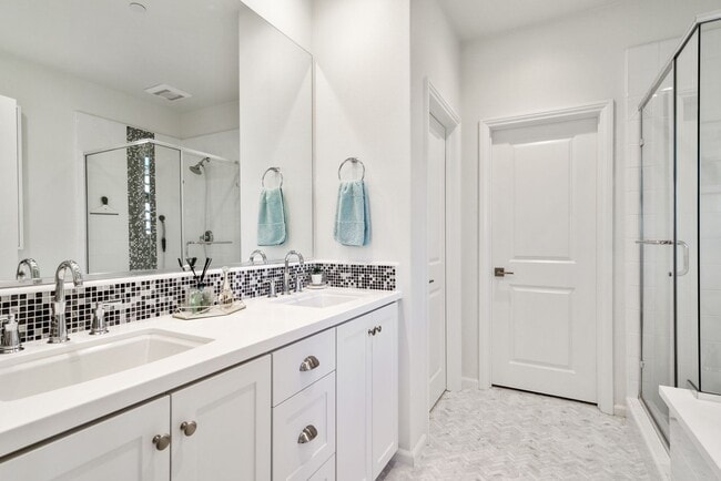 Building Photo - Thoughtfully Renovated 3 Bed, 2.5 Bath Sin...