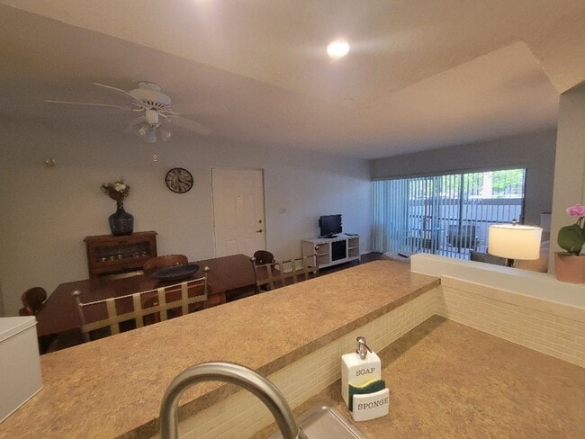 Building Photo - Lovely bottom floor UN-furnished condo Por...