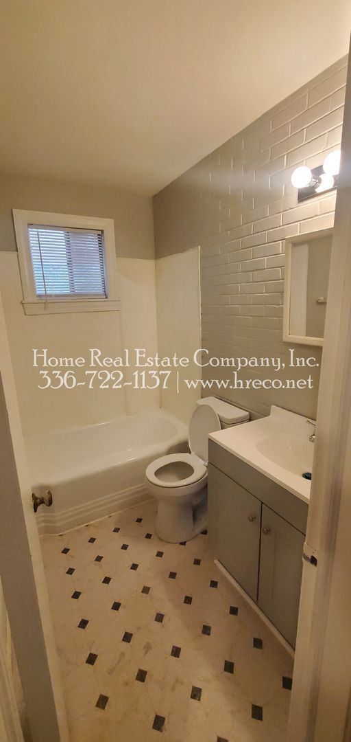 Building Photo - 1327 Cunningham St