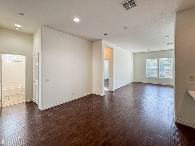 Building Photo - Beautiful 3 Bd/2Ba Spacious Home in Fullerton w/AC and Ample Community Amenities!
