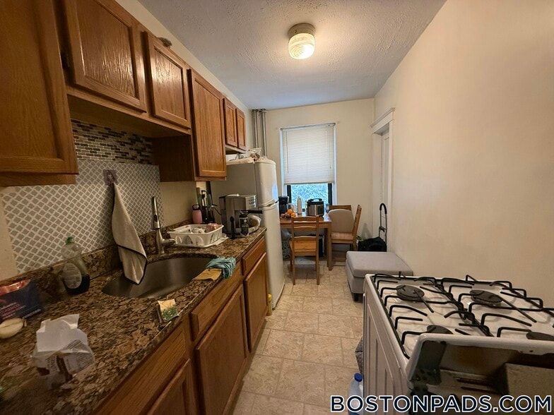 Building Photo - 349 Pleasant St