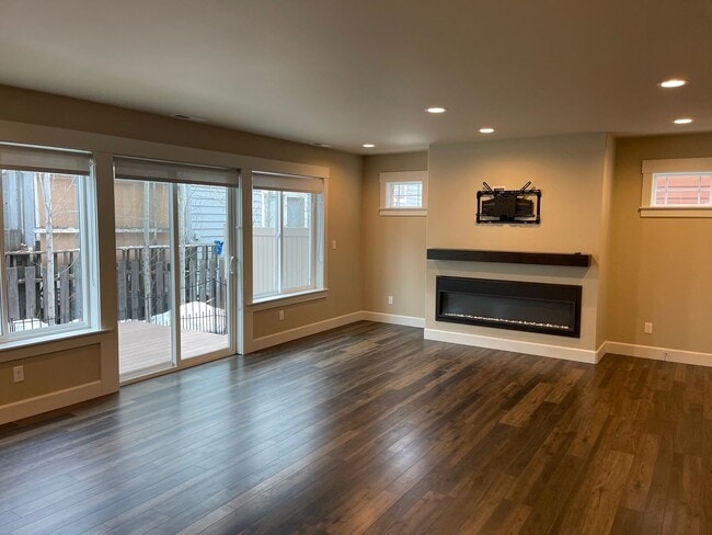Building Photo - Now renting 3 Bedroom Town-home