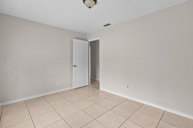 Building Photo - 1040 Bay Harbor Dr