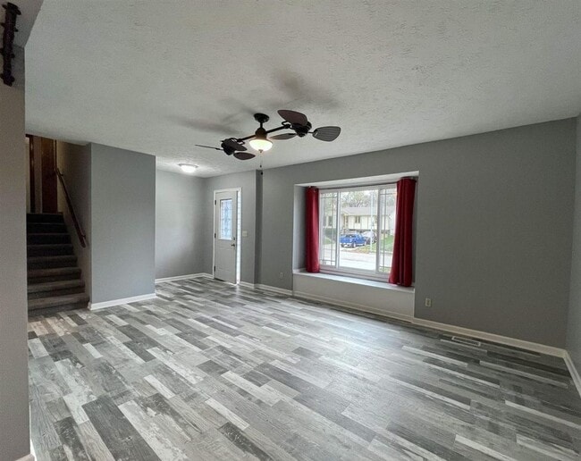 Building Photo - Spacious Tri-Level Home With Modern Upgrad...