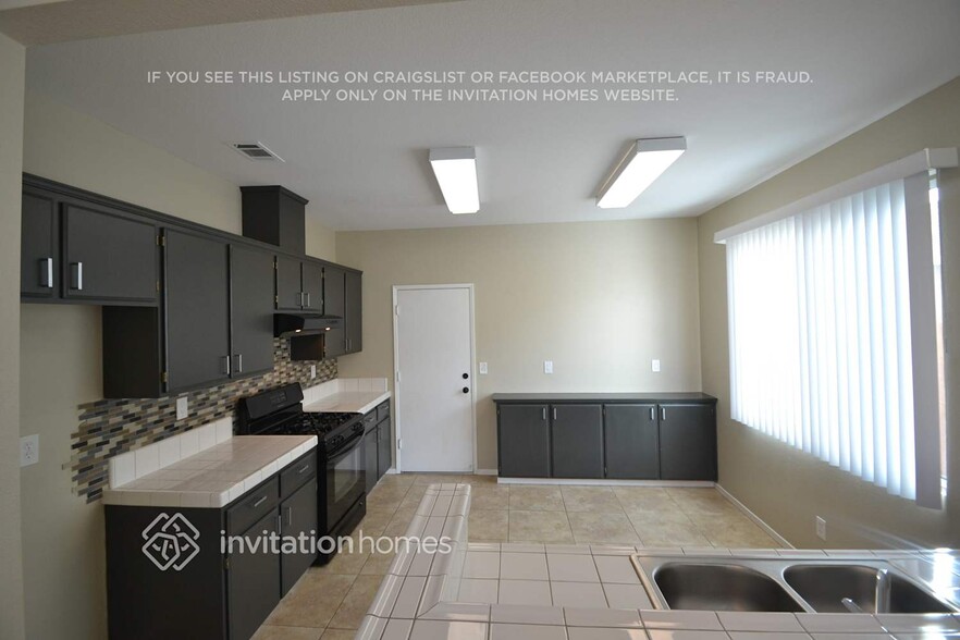 Building Photo - 4421 Fall Ln