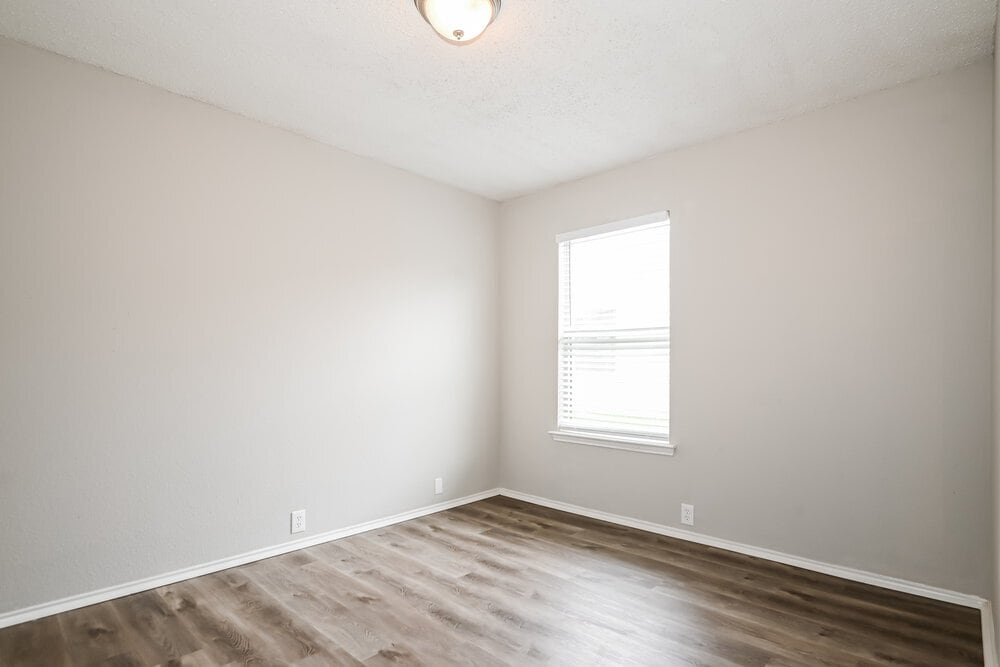 Building Photo - 6730 Meadowcrest Dr