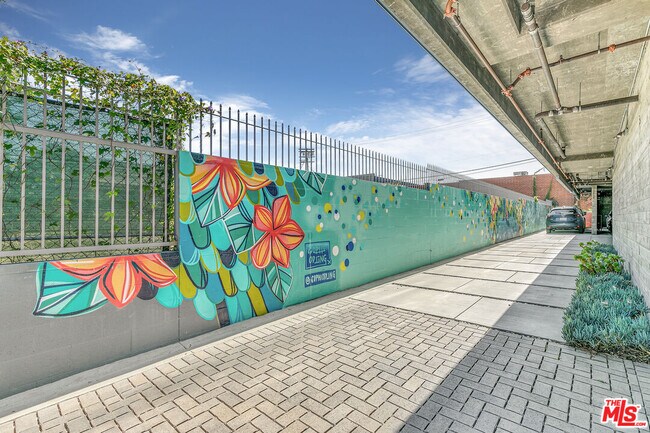 Building Photo - 747 Lillian Way