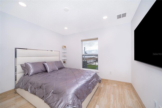 Building Photo - 1649 Lake Villa Dr