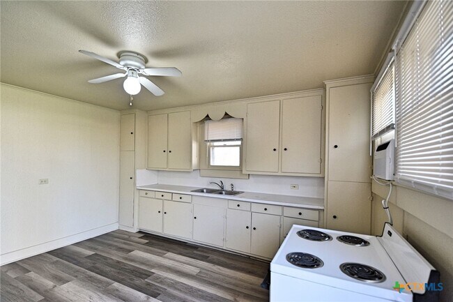 Building Photo - 875 Porter St