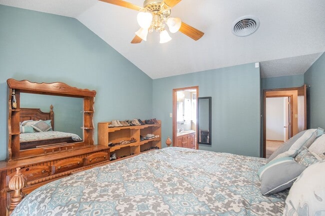 Building Photo - 3 Bedroom 2 Bathroom Home - Dogs Allowed & Large Backyard!