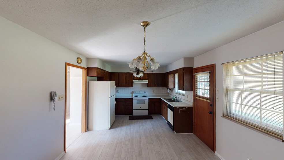 Kitchen - 11703 S. Williamsburg Dr