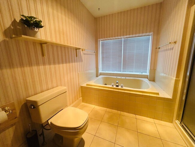 Building Photo - Beautiful 4 Bed/2.5 Bath Condo Available Now in Portsmouth NH |