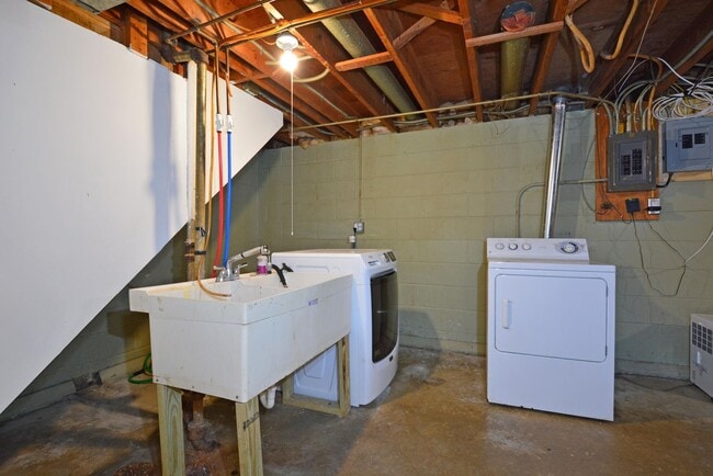 Building Photo - Spacious 4-Bed 1.5 Bath Home Available Now in Bloomington!