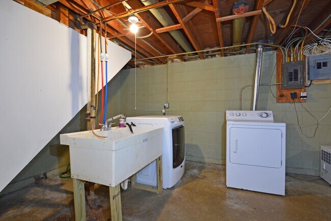 Building Photo - Spacious 4-Bed 1.5 Bath Home Available Now...