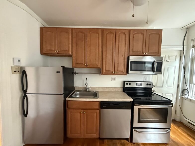 Building Photo - 16 Charter St