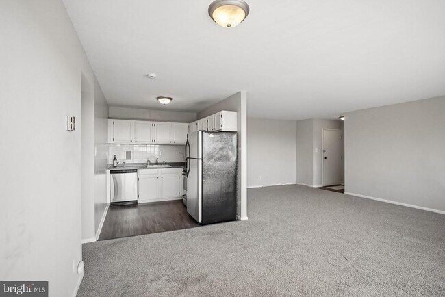 Building Photo - 5831 Quantrell Ave
