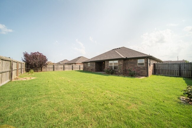 Building Photo - ***704 SW Cabriolet St***