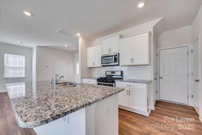 Building Photo - 587 King Clover Ln