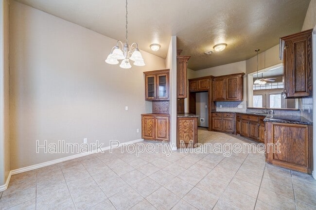 Building Photo - 1042 Hidden Oaks Way
