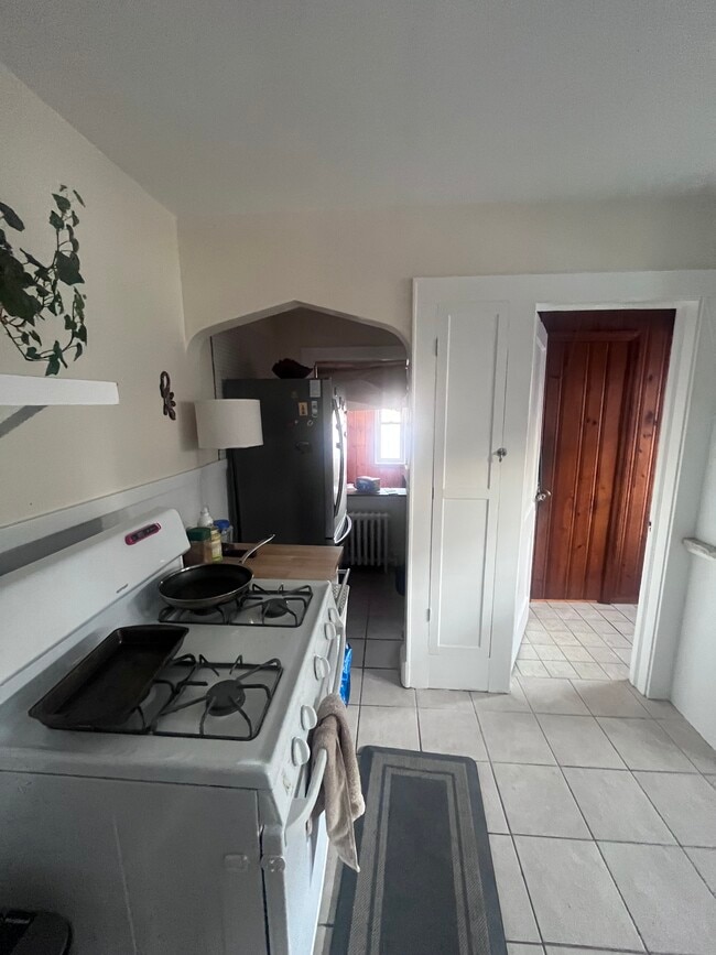 Building Photo - 96 Kenwood Ave