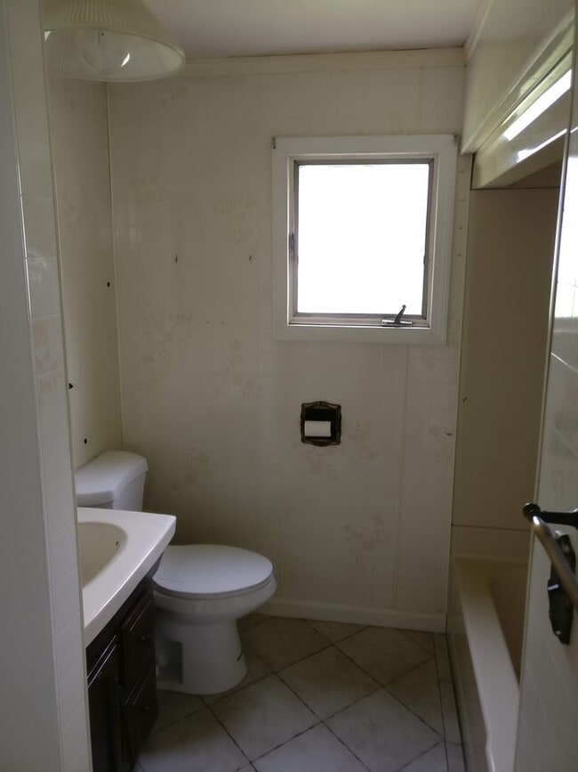 Building Photo - 4-Bedroom Home for Rent Summer 2026