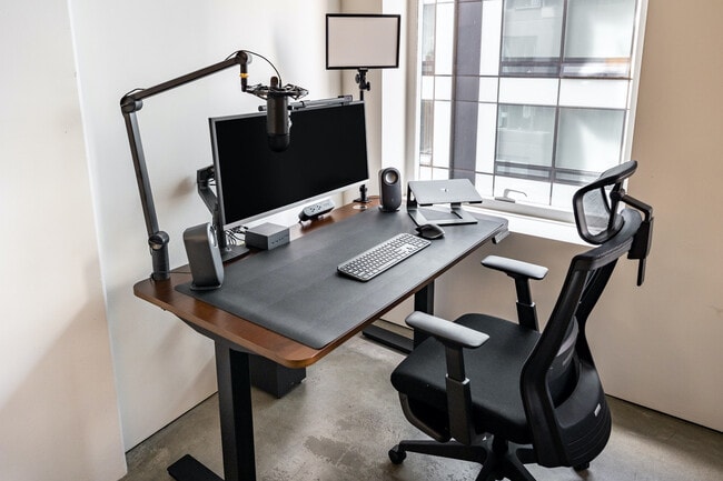 Building Photo - 18 10th St