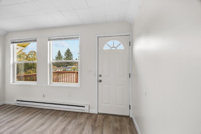 Building Photo - Adorable upper-floor "duplex." 1 brm,  Was...