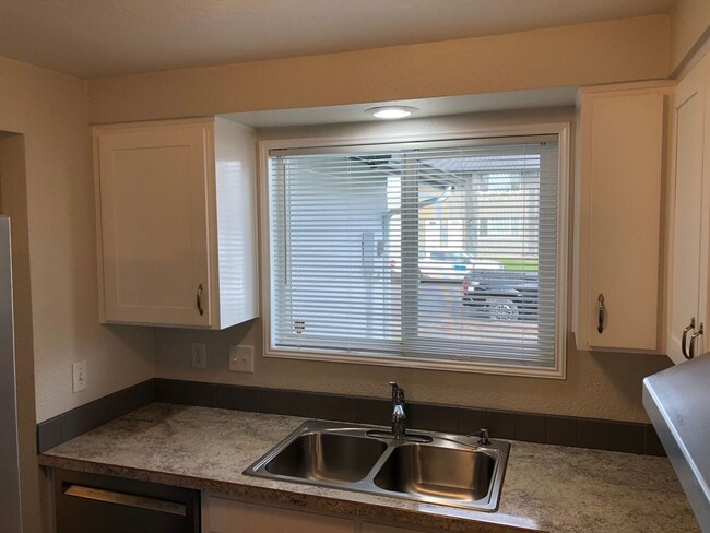 Building Photo - Updated 3 bedroom 1.5 bathroom house in Springfield!