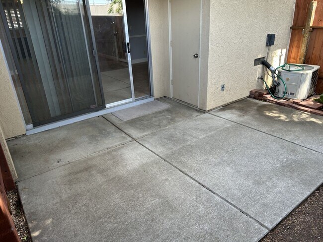 Building Photo - 2 Bedroom, 1.5 Bath 1,080 Square Foot Condo