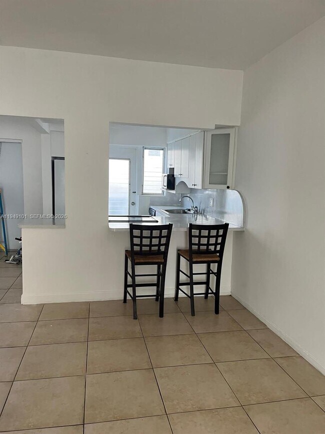 Building Photo - 10250 W Bay Harbor Dr