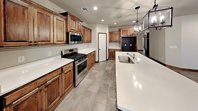 Building Photo - Very Nice 4 Bedroom 2 Bath Home in Yukon Schools