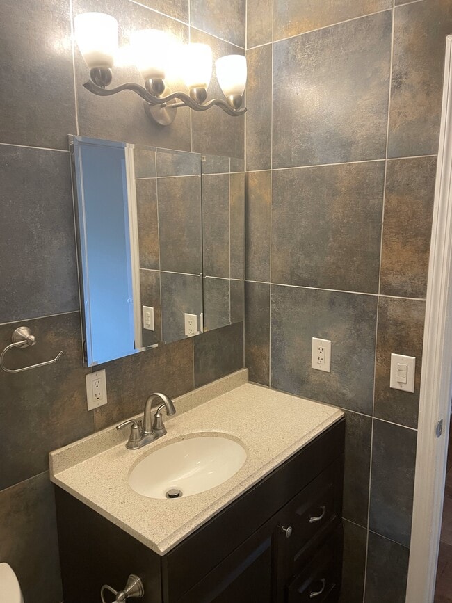 Upstairs tiled bathroom - 724 Due West Ave N