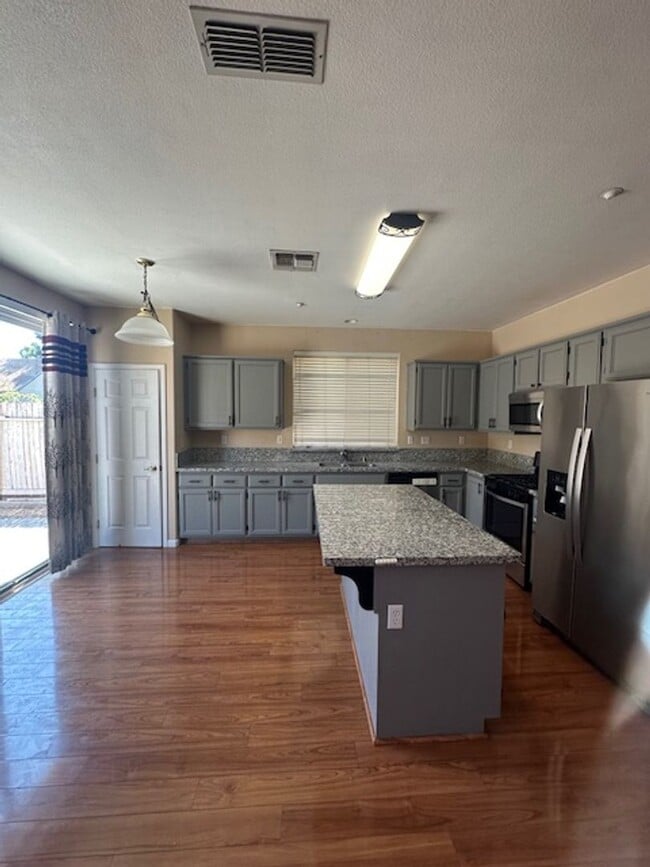 Building Photo - 4 Bedroom in East Woodland