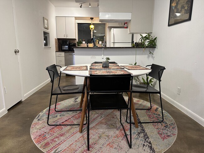 Building Photo - 1706 Royal Hill Dr