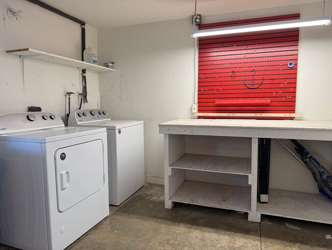 Building Photo - Newport Crest 2 Bedroom Townhouse / Newport Beach