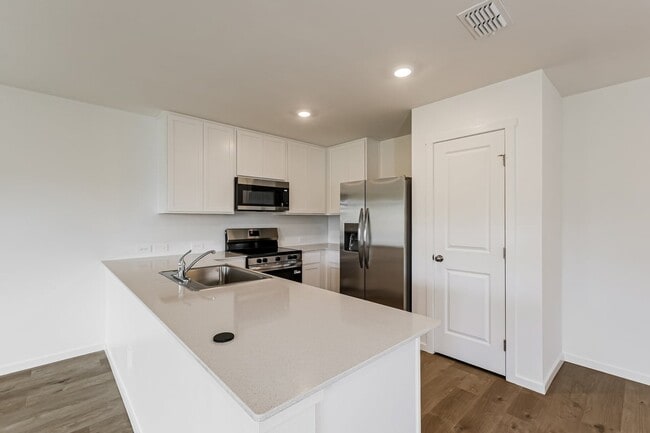 Building Photo - 543 Artemis St
