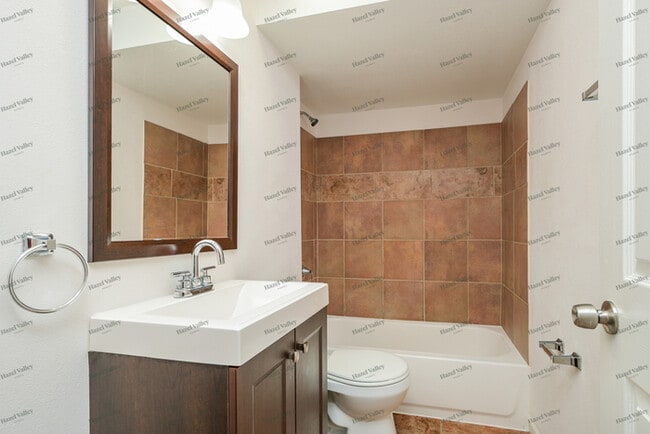 Building Photo - 4918 High Crest Ct