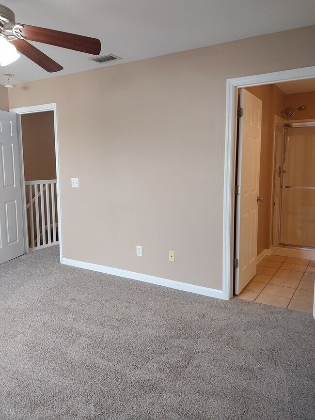 Building Photo - Cute townhome with 3 bd / 2.5 Bath