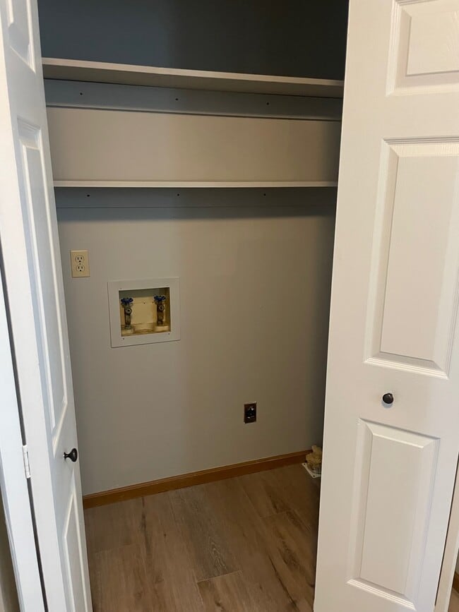 Washer and dryer hook-ups - 495 Hot Dog St