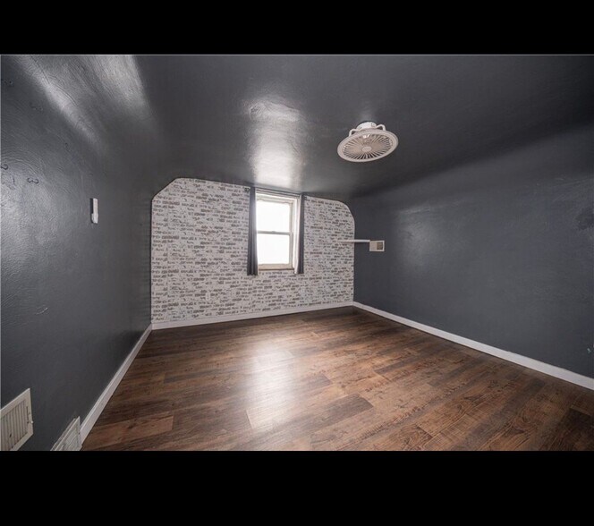 Building Photo - 924 James St