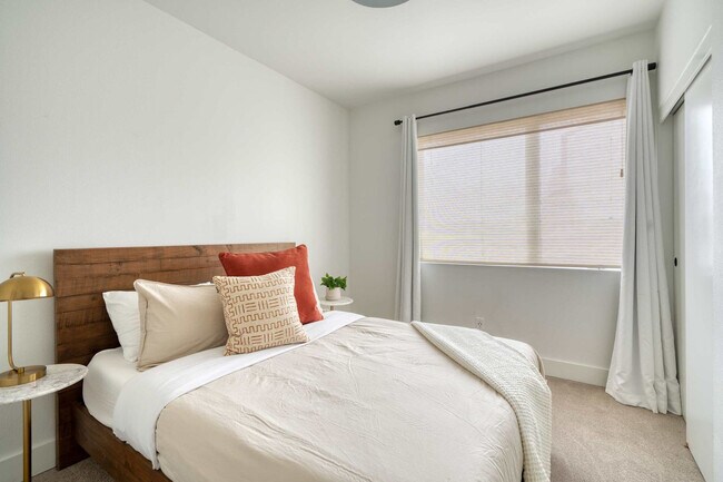 Building Photo - 4980 N Vancouver Ave