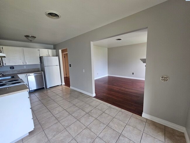 Building Photo - Upper Level Condo overlooking Pool and Clu...