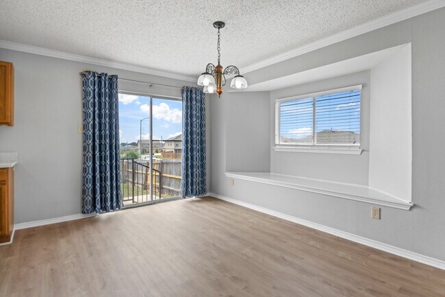 Building Photo - Beautiful 3 bed 2 bath single story, corne...