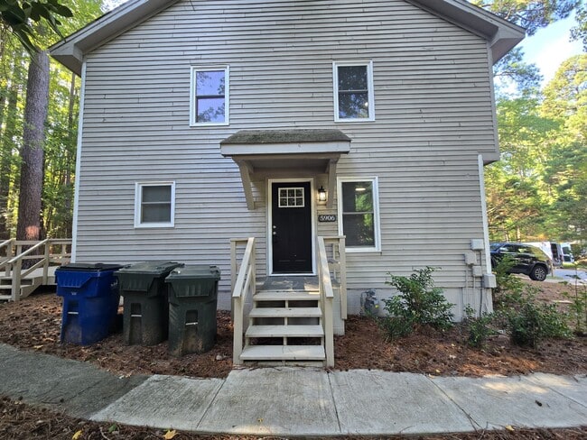 Building Photo - 5906 Applewood Ln