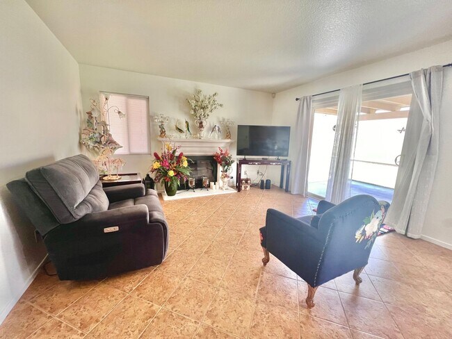 Building Photo - Spacious 5-Bed, 3-Bath Home in Rialto – Ve...