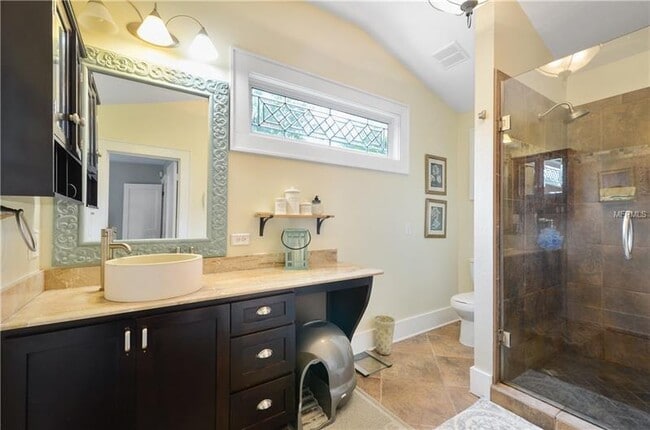 Building Photo - Amazing 4 BR Pool home in the heart of Tho...