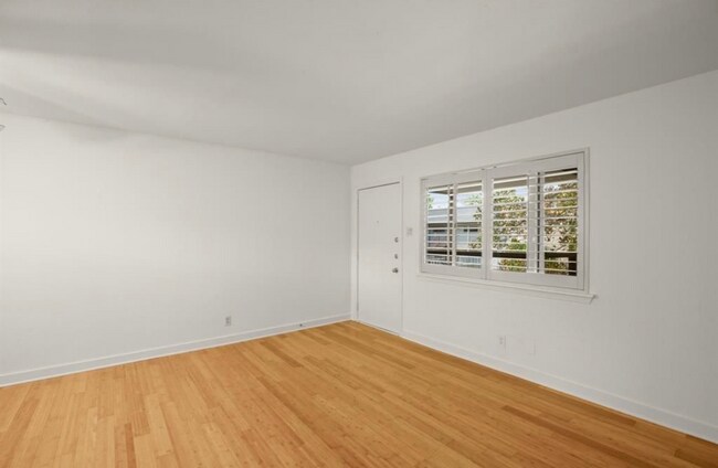 Building Photo - 2303 East Side Dr