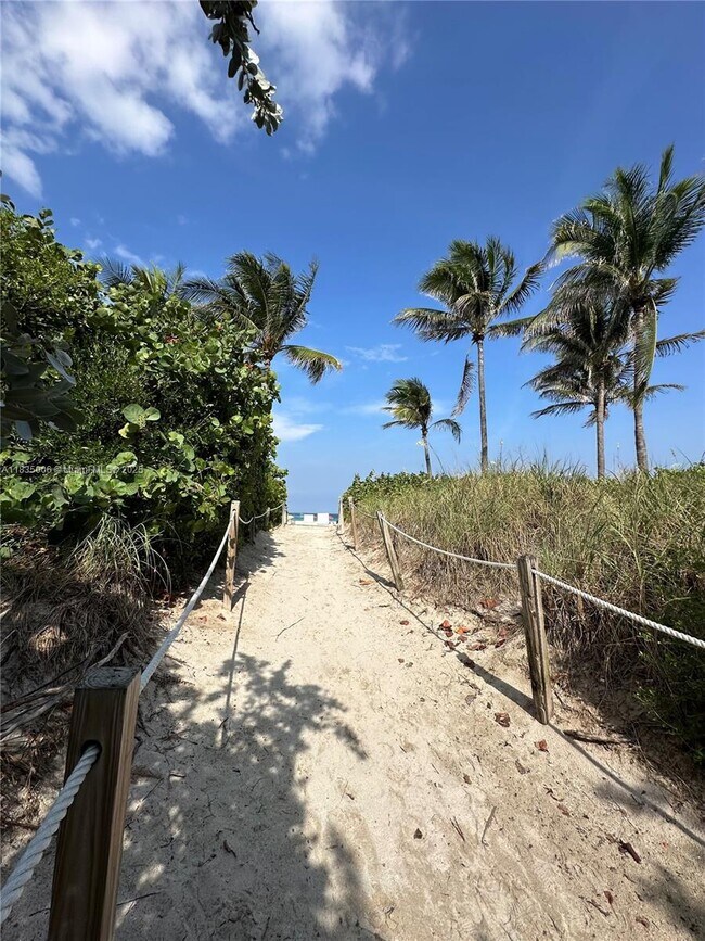 Building Photo - 1621 Collins Ave