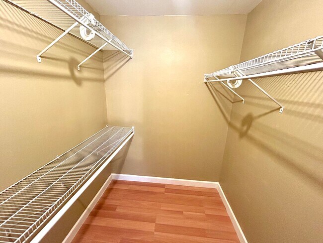 Building Photo - MOVE IN SPECIAL Upstairs Condo with Premium Amenities & Hardwood Floors!