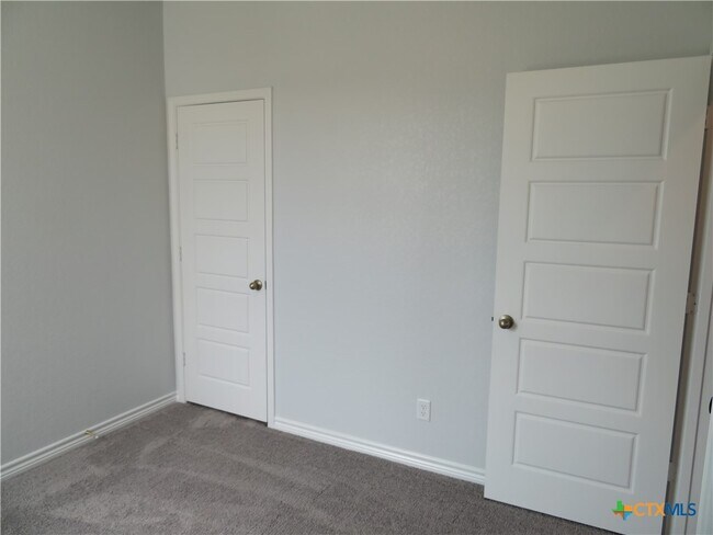 Building Photo - 352 Blacktail Dr